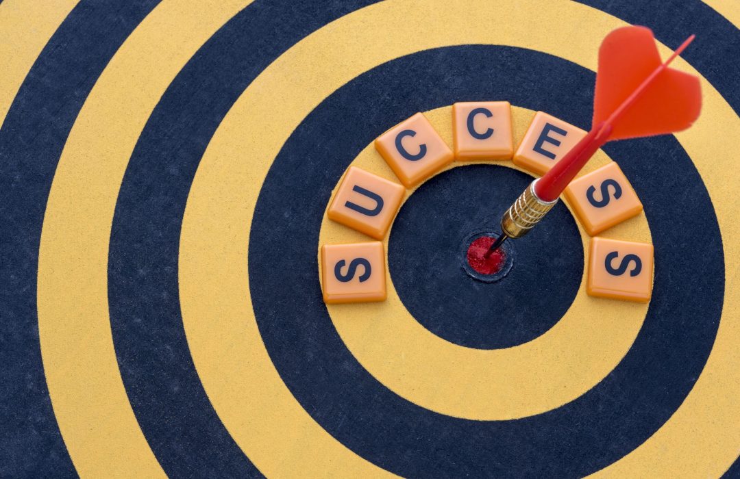 dart-hitting-bullseye-target-with-word-success-dartboard-min dart hits bullseye of success